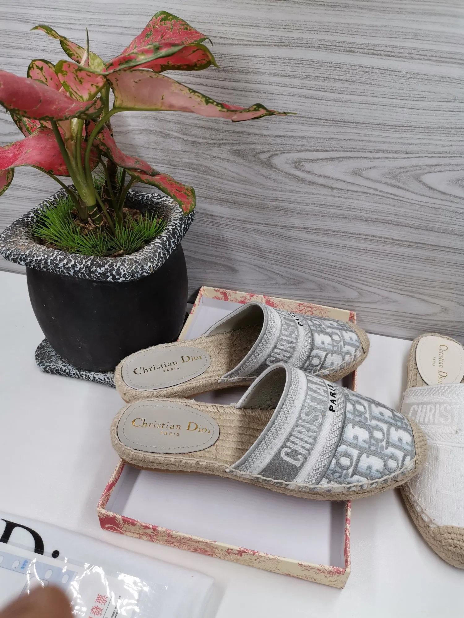 👟👟Ex-factory price 400👟👟 In 2020, new colors are coming simultaneously on the official website of the DIOR fisherman shoe series: original development, original anatomy display, exclusive outsole, you can compare as you like.  [Material] 1⃣️Sole: The only 1:1 exclusive rubber sole on the market 🌸. Fabric original embroidery. Lining: imported sheepskin, delicate and soft. [Size] 35-40.
